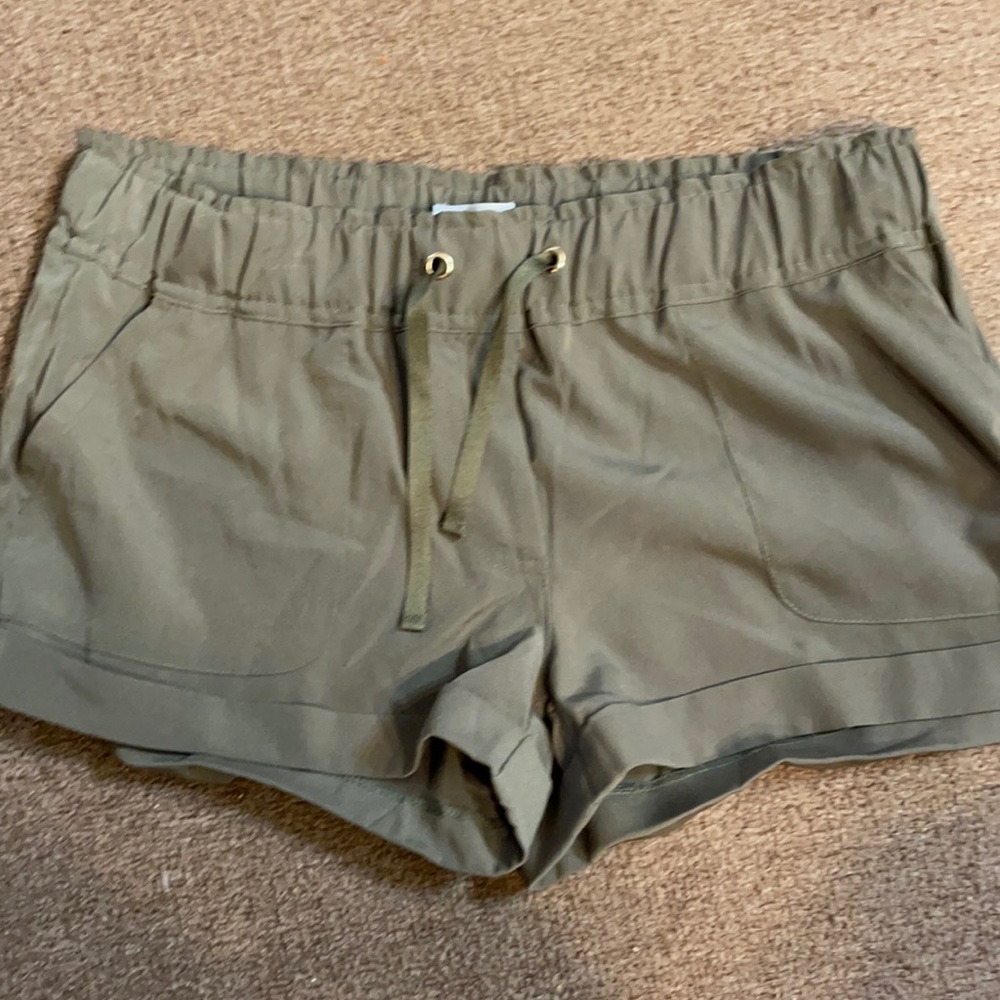 Guess shorts size Small